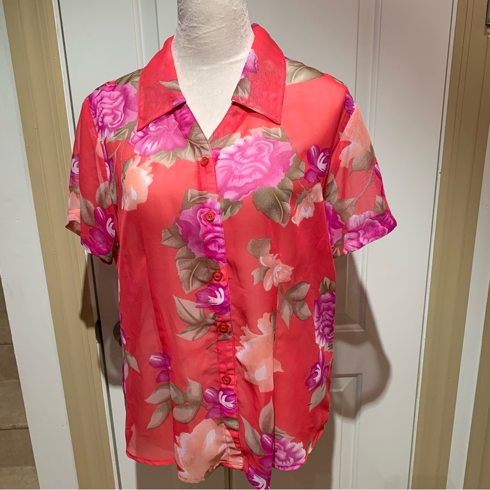 SARAH BENTLEY. Red floral print blouse. Short sleeves. Button‎ down. Ligh…